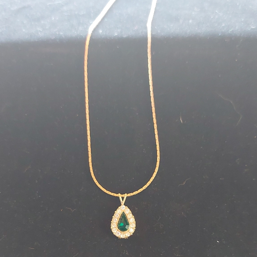 Vintage Avon Elegant Gold and Emerald Green Teardrop Pendant Necklace